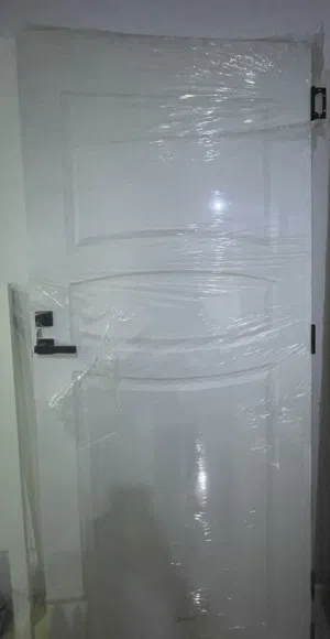 للبيع باب pvc بسعر ممتاز جديد مع قفل وكآمل الأغراض