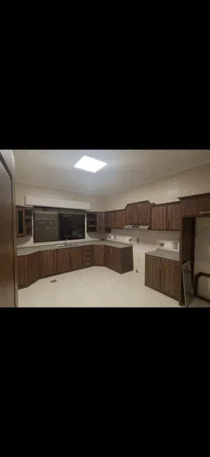مطبخ ألمنيوم مع أبواب خشب وكاونتر غرانيت استعمال شهر واحد فقط