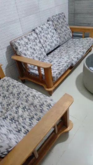 طاولة سفره 8 مقاعد بحاله جديده ب 160 دينار  وطقم مورس للبيع بحاله جديده ب 120 دينار فقط