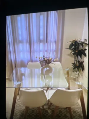 طاوله طعام زجاجيه مع الكراسي للبيع