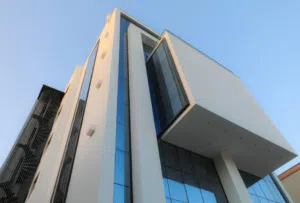 عمارة خاصه تتكون من 4 شقق وملحق بمدخولها للبيع ف منطقة زاوية الدهماني