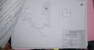 ارض للبيع 400م  مسيجه بالسور كامل باب سحاب وفيها فسكيه معبيه وفيها بنيه هيكل تبي التصقيف والضي مشكل