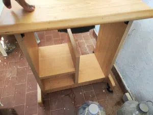 مكتب كمبيوتر صغير نضيف موضح في الصور
