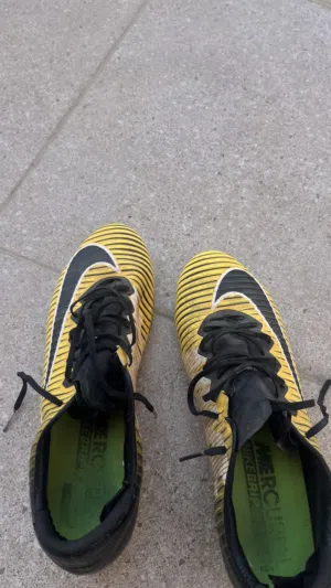 حذاء نايك درجه أولى CR7 رقم واحد  لون اصفر و اسود قابل للتفاوض بحدود المعقول