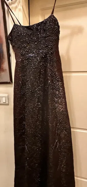 فستان اسود فيه خرز