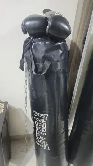 بوكسنج مع الكفوف تبعتهم استعما خفيف