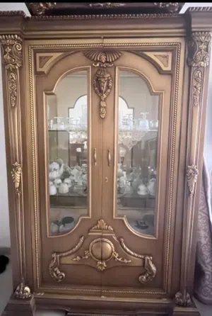 نيش دهبي بتصميم كلاسيك أنيق، نقشاته ناعمة ولمعته هادية مش مبالغ فيها