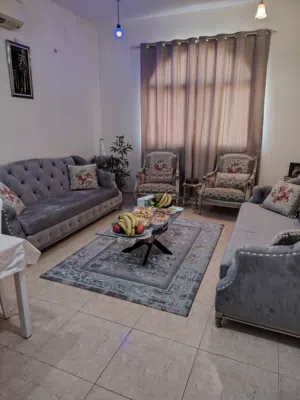 للبيع غرفه ضيوف مؤلفه من كرسييين و كنبايات عدد 2كبار مع الستائر والسجاده.. السجاده جديده تماما