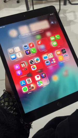 Apple iPad 128 GB in Buraimi