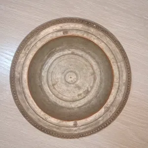 صحن برونز قديم مزخرف – قطعة تراثية نادرة