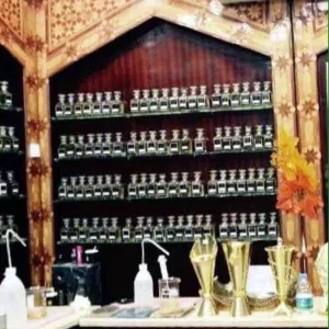 ديكور محل عطور زيتيه للبيع ديكور فقط