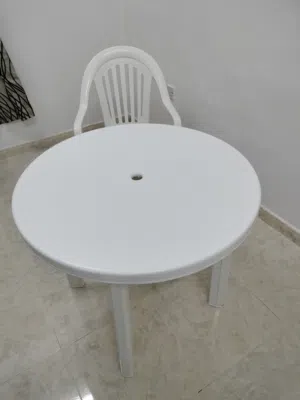 طاوله وكرسي مستعمل ولكن بحالتهم نظاف جدا وليس بهما اي عيوب