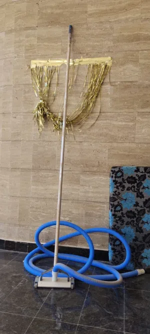 مكنسة لانظيف المسبح كالجديد