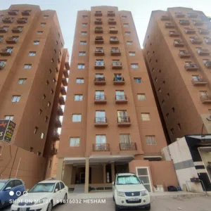 إيجار دائم كهرباء ومياه علينا ويتوفر تكييف مركزي وساحات للبركن الشقه غرفتين وصاله وحمامين