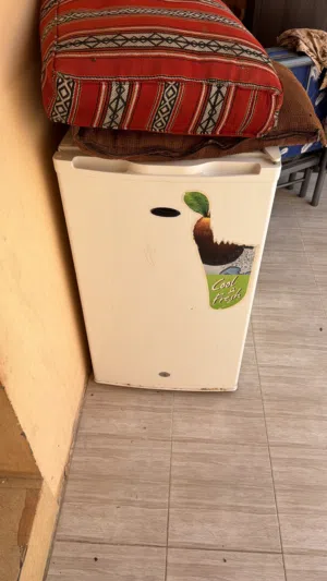 للبيع ثلاجه صغيره بارده وممتازه