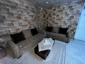 طقم كنب كورنر (زاوية) مميز مع طاولة وسط للبيع.
