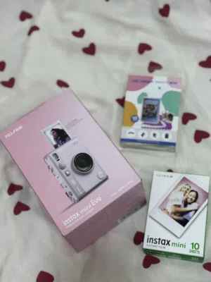 كاميرا فورية instax mini evo باللون الوردي