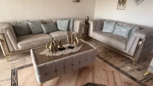 طقم كنب و طاولة سفره مع ملحقها بحال الجديد