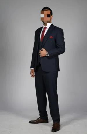 للبيع بدلة رسمية استخدمت مره واحده لحفل تخرج خام جداً ممتاااز ب 55دينار