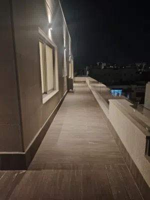 شقة طابقيه الطابق الثاني مع ترس كبير حولها