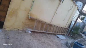 درج خشب كبير.