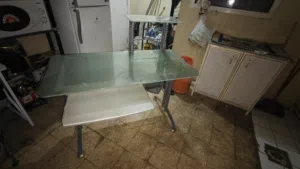 طاولة كمبيوتر ومكتب زجاج