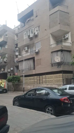للبيع عقار قابل للهدم ثاني عقار من شارع نادي الصيد الرئيسي