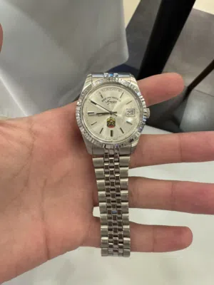 ساعة ويست اند مع شعار الدولة / West end watch