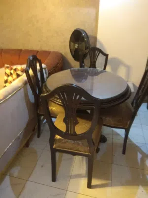 ترابيزة سفره مودرن دائرية+4 كراسى تنجيد جديد حالة جيدة جدا +الزجاج الخاص بها