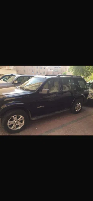 فورد اكسبلورر موديل 2008 ماشية 330الف كيلو لون اسود دفع رباعي4600cc