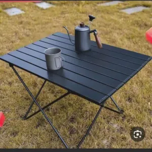 طاولة مع 2 كرسي قابلين للطي