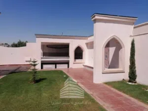 عرض حصري: مجمع سكني وإداري متكامل للبيع (فيلا سكنية فاخرة + مقر شركة مستقل + مرافق خدمية)