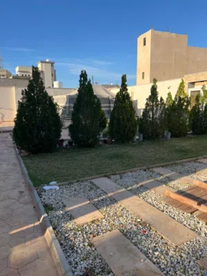 منزل للبيع مساحة مسقوف 100متر والأرض واجهتين 522متر تشطيب ربي ايبارك  المكان عين زارة زويتة