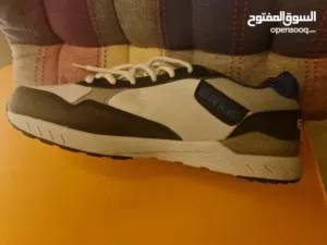 بوط رياضة رجالي جديدة قياس 42 للبيع