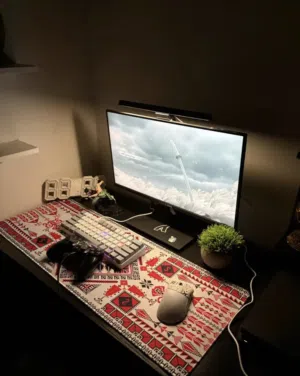 سيت اب كامل طاوله وكرسي وشاشه ماوس باد ماوس كيبورد سوني4 واشياء في وصف الأعلان