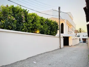 مبنى للايجار  : تجاري / اداري  - مقام على ارض مساحتها 1200م  3 واجهات  يتكون من بدروم ودورين وملحق