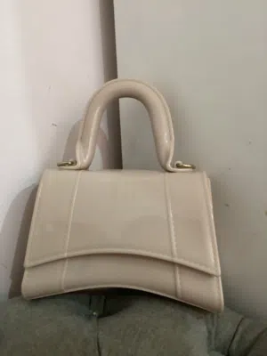 جنطه حلوه اكثر شي للعيد ممتازه و زينه كل اهلي سئلوني من وين