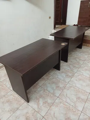 طاولة مكتبية جميلة ومتينة