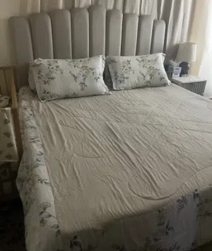 غرفة نوم بحالة الجديد + طقم كنب مع طاولات ويوجد اثاث بيت كامل بحالة نظيفة جدا البيع لدواعي السفر