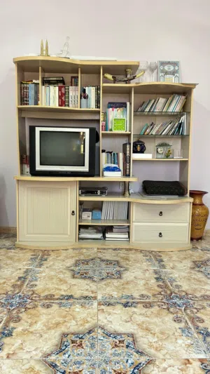 مكتبة كتب / او تلفاز