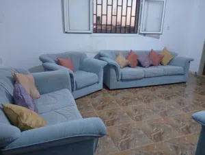 صالون فاخر مستعمل كنبه كبيرة وصغيرة وكرسيين