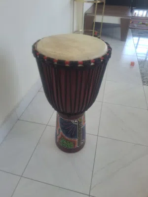 طبل أفريقيا اصلي Djambi مصنوع من الخشب الطبيعي وجلد