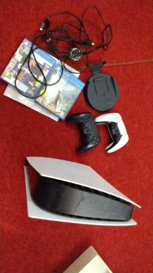 بلاستيشن 5 ابو الأقراص نضافه اخو الجديد مابتلقى انضف منه مع حساب ولعبتين غير الي جوا الحساب وقبضتين