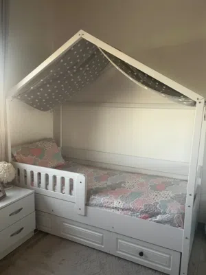 تخت اطفال صناعه تركية مفرد للبيع ( بدون فرشة ) Ozey home يحتاج صيانه بسيطة