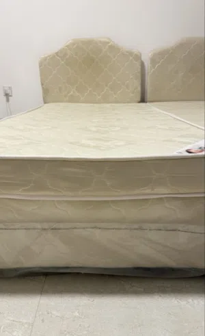 سرير غرفة نوم مع فرشة