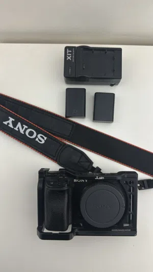 كاميرا سوني A6400 مع شاحن وبطاريتين وميموري 64GB وستراب سوني + cage