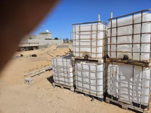 يوجد عدد5 خزانات بلاستيك مستعمله سعة1000 لتر للبيع