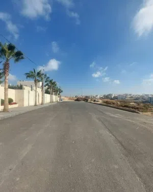 ارض للبيع حجرا مساحة 900متر