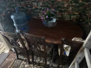 طاوله طعام خشب ثقيل مع 5 كراسي خشب سعر حرق