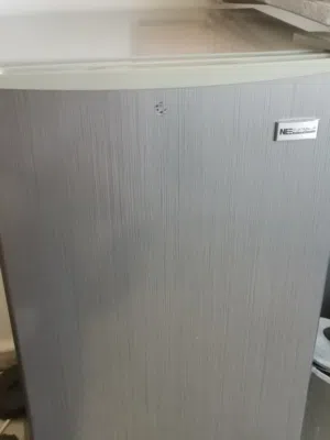 ثلاجة مكتبية بحالة جيد جداً